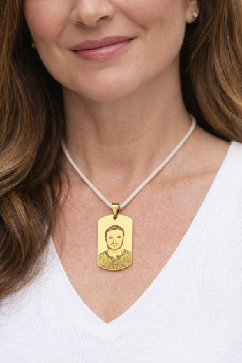 Personalisierter goldfarbener Edelstahl-Anhänger mit individueller Foto-Gravur
