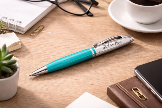 Original Pelikan Jazz Classic Kugelschreiber aus Metall in Türkis mit individueller Lasergravur. Blaue Mine (M), nachfüllbar, optional mit gravierter Geschenkbox erhältlich.
