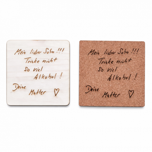 Personalisierter Untersetzer mit echter Handschrift – wahlweise aus Holz oder Kork, individuell graviert