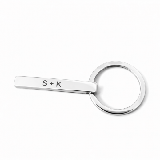 Ein kleines Zeichen mit großer Bedeutung: Der personalisierbare Edelstahl-Schlüsselanhänger ist das perfekte Symbol für Verbundenheit. Mit individueller 4-seitiger Gravur wird aus einem schlichten Accessoire ein ganz persönliches Erinnerungsstück – so ein
