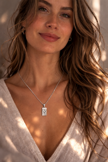 Rechteckiger Edelstahl Anhänger in Spiegelglanz mit Herzgravur auf der Vorderseite und individuellem Wunschtext auf der Rückseite. Inklusive 60 cm Edelstahlkette mit Karabinerverschluss und Stoffbeutel. Weitere Motive auf Anfrage erhältlich.