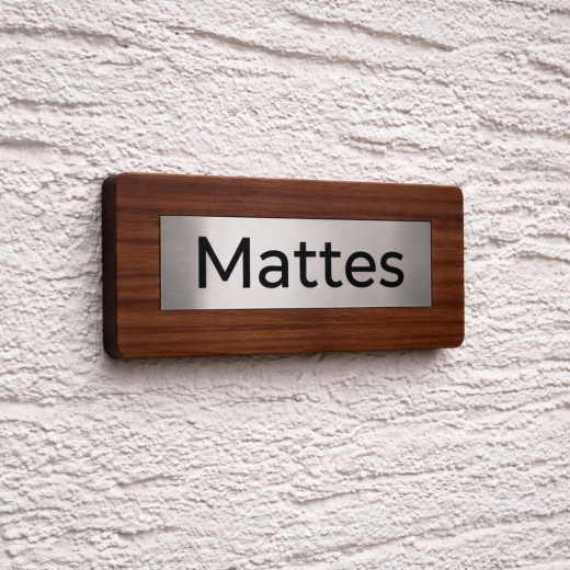 Vollholz Namensschild mit Metalloptik-Inlay – personalisiert