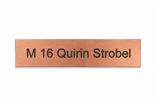Individuell graviertes Kupferschild aus echtem Kupfer. Die warme, rötliche Oberfläche macht jedes Schild zu einem besonderen Einzelstück. Individuelle Maße bis 120 × 70 mm möglich – ideal für dekorative Schilder, Geschenkartikel, Namensschilder oder klein