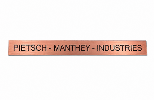 Individuell graviertes Kupferschild aus echtem Kupfer. Die warme, rötliche Oberfläche macht jedes Schild zu einem besonderen Einzelstück. Individuelle Maße bis 120 × 70 mm möglich – ideal für dekorative Schilder, Geschenkartikel, Namensschilder oder klein