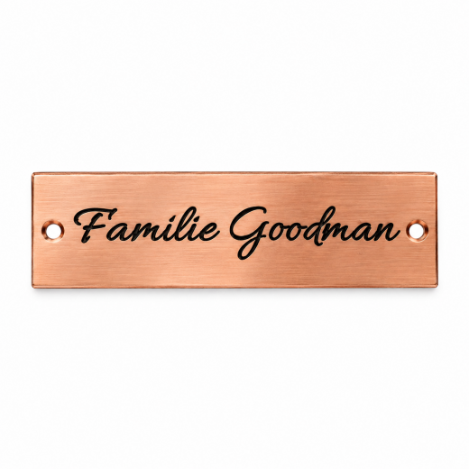 Individuell graviertes Namensschild aus massiver Kupferschiene. Das Upcycling-Material aus einer Schaltanlage verleiht dem Schild eine besondere industrielle Optik. Robust, langlebig und ideal als Haustürschild, Büroschild oder Firmenschild.