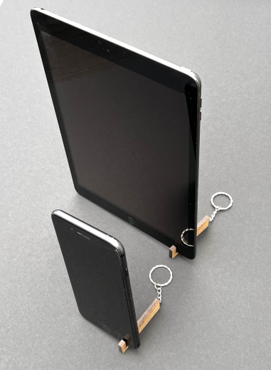 Handyhalter Vollholz mit Schlüsselanhänger personalisiert