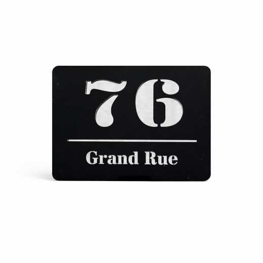 Elegantes Hausnummernschild aus schwarzem Acryl mit hochwertiger Spiegelglas-Optik in Silber. Wetterfest, langlebig und individuell gefertigt – ideal für moderne Hausfassaden.