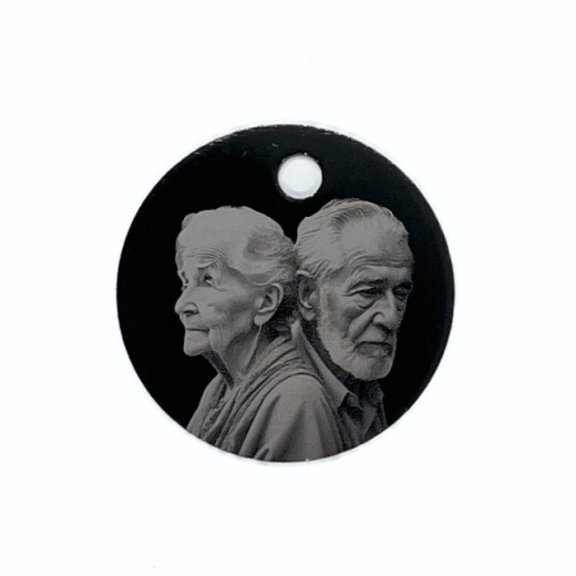 Runder Fotoanhänger aus schwarz eloxiertem Aluminium mit individueller Laser-Fotogravur und Wunschtext auf der Rückseite. Durchmesser 30 mm.