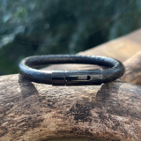 Schwarzes Lederarmband rund graviert mit Wunschtext