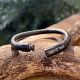 Schwarzes Lederarmband rund graviert mit Wunschtext