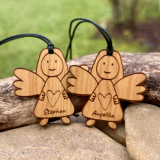 Schutzengel aus Kirschholz personalisiert