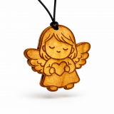 Schutzengel aus massivem Kirschholz mit individueller Namensgravur auf der Vorderseite, fein beidseitig graviert, inklusive Baumwollschnur zum Aufhängen – ideal als persönliches Geschenk oder Glücksbringer fürs Auto.