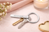 Ein kleines Zeichen mit großer Bedeutung: Der personalisierbare Edelstahl-Schlüsselanhänger ist das perfekte Symbol für Verbundenheit. Mit individueller 4-seitiger Gravur wird aus einem schlichten Accessoire ein ganz persönliches Erinnerungsstück – so ein
