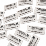 Beispiel für gravierte Edelstahlschilder mit QR-Code, Bohrungen und Wunschlayout.