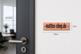 Individuell graviertes Namensschild aus massiver Kupferschiene. Das Upcycling-Material aus einer Schaltanlage verleiht dem Schild eine besondere industrielle Optik. Robust, langlebig und ideal als Haustürschild, Büroschild oder Firmenschild.
