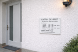 Beispiel individuell gravierter Acryl Kunststoffschilder. Die abgebildeten Texte dienen als Beispiel.
