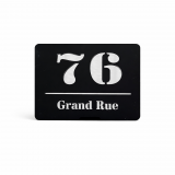 Elegantes Hausnummernschild aus schwarzem Acryl mit hochwertiger Spiegelglas-Optik in Silber. Wetterfest, langlebig und individuell gefertigt – ideal für moderne Hausfassaden.