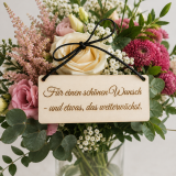 Beispieldarstellung (AI modified): Das Schild lässt sich mit einem schwarzen Baumwollbändchen wunderbar an einem Blumenstrauß befestigen und wird so zu einem ganz persönlichen Blickfang.