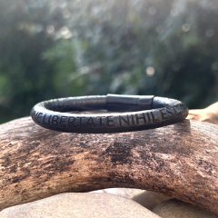 Schwarzes Lederarmband rund graviert mit Wunschtext