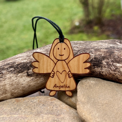 Schutzengel aus Kirschholz personalisiert