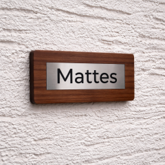 Vollholz Namensschild mit Metalloptik-Inlay – personalisiert